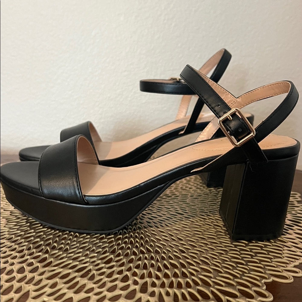NWOT Bandolino black Pennie 2 sandal. Block heel for comfort. Size 9.